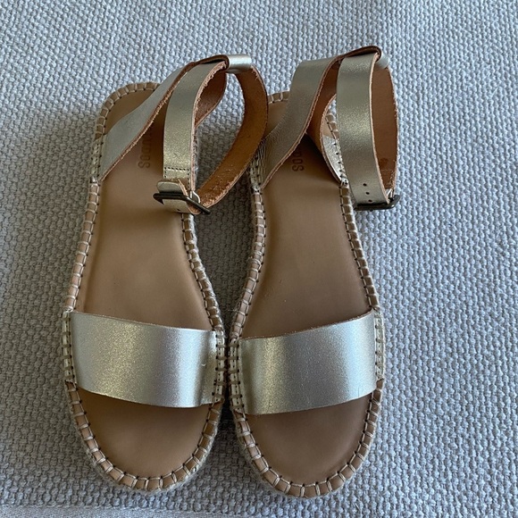 NWOT SOLUDOS Cadiz Gold Metallic Leather Platform Sandals, Ankle Strap, Size 8.5 - Picture 2 of 6